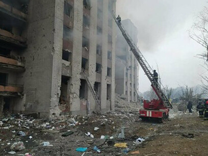 El duro comienzo de la guerra. Dormitorio en Chernigov tras el ataque aéreo ruso del 13 de marzo de 2022