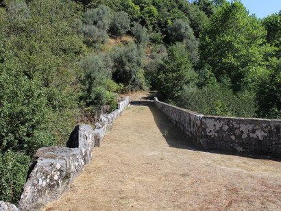 Ponte de Rês, sobre a ribeira do Saltadouro, em Ruivães