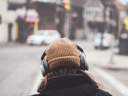 Los audífonos, son como diminutos domadores del silencio