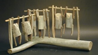 Bambole, corna di caribù e legno. La cultura Inuit e la sopravvivenza di queste popolazioni risultano fortemente minacciate a causa dei mutamenti economico-sociali e delle condizioni di vita 