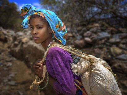 Etiopia – Ragazza risale con un sacco di sale dal punto di raccolta sul fondo del cratere di El Sod. Ph Sergio Pessolano