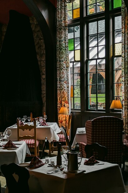 Investir em detalhes como iluminação, decoração e disposição dos espaços contribui para criar um ambiente que vai além da simples alimentação, buscando oferecer uma experiência completa ao cliente