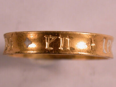 La inscripción se traduce literalmente como "todo dicho con lealtad", "tout Dys" también se usa idiomáticamente para significar "siempre, permanentemente, para siempre" y así es como se usa. La traducción correcta es "siempre leal". (en)