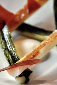 Poireau grillé avec cendres, noisette, yaourt et bouillon de poulet caramélisé