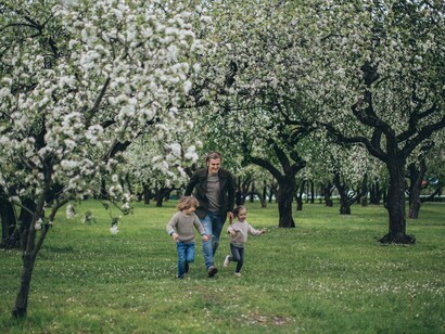 Non c’è dubbio che un altro elemento sia fonte di crescita e sviluppo è il nutrimento e l’amore. I bambini orfani cresciuti in culla senza l’amore dei "caregiver" presentano gravi e duraturi problemi di sviluppo