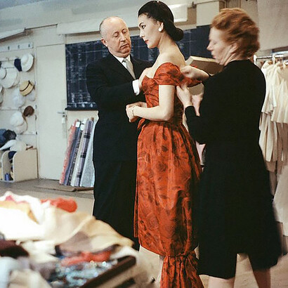 Christian Dior nel suo atelier nel 1957