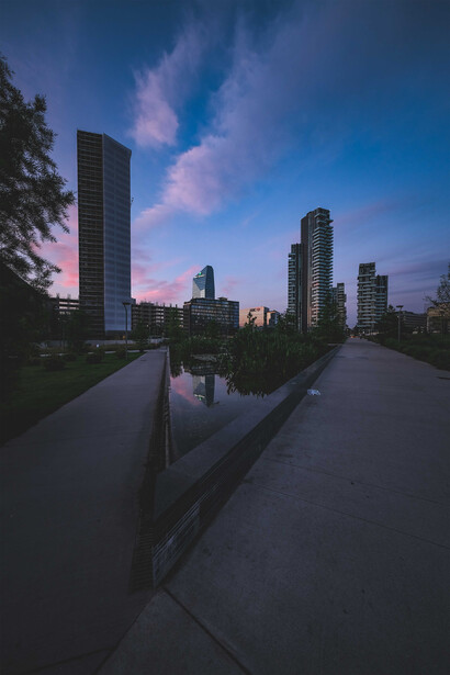 Vista sui grattacieli di Milano in un pomeriggio autunnale, Italia