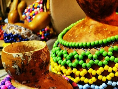 Agbê, ou xequerê, instrumento de percussão muito utilizado no maracatu. Temos uma cultura rica e repleta de detalhes nos quais podemos embarcar numa imensidão de detalhes