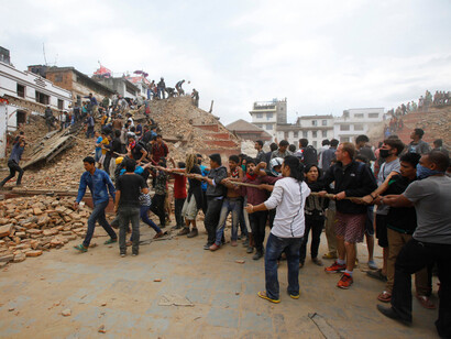 Grupo de voluntarios colaborando en las labores de rescate de las víctimas en el terremoto de Nepal