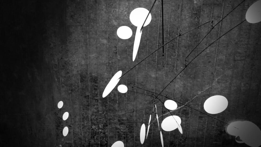 Alexander Calder, esculturas en el techo de una de las facultades de la Universidad Central de Venezuela. Fotografía de Ángel Raúl Ravelo Rodríguez