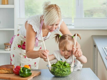 Preparando una ensalada en familia