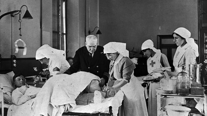 Un médico y varias enfermeras atienden a un herido durante la I Guerra Mundial