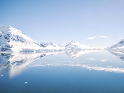 Se puede detectar que el radio de la Tierra ha sufrido una contracción de 4.871 kilómetros desde cuando tuvo por densidad 1,0 a la actual de 5,5