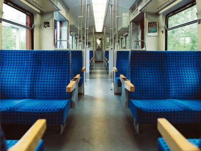 A bordo del treno. La frontiera delle vacanze in treno è sempre in grado di affascinare e coinvolgere i viaggiatori