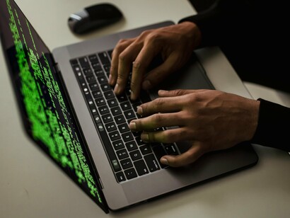Um dos principais dilemas é a questão da privacidade. Usar um chatbot que é constantemente alimentado por arquivos da internet e informações fornecidas pelos próprios usuários pode representar um risco considerável. Há a possibilidade de treinar a IA com documentos sigilosos, informações privadas e estratégias confidenciais, que podem acabar sendo reutilizadas, ainda que parcialmente, nas respostas fornecidas a outras pessoas