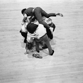 Peter Moore, Photo de Huddle de Simone Forti, 1969. © Barbara Moore/Licensed by VAGA, New York, NY. Courtesy Paula Cooper Gallery, New York