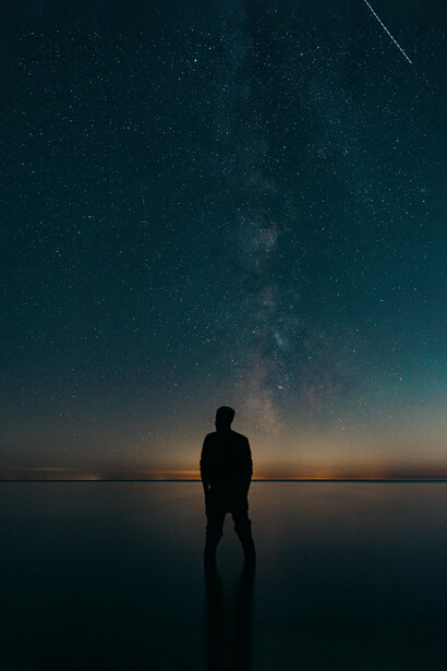 Tumbarse bajo el cielo nocturno y contemplar la Vía Láctea convierte las preocupaciones diarias en polvo cósmico: frente a la inmensidad del universo, el ego se disuelve como una sombra al amanecer