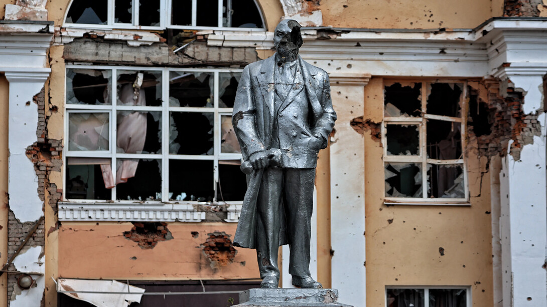 Estatua destruida de Vladimir Lenin en Sudzha, Rusia