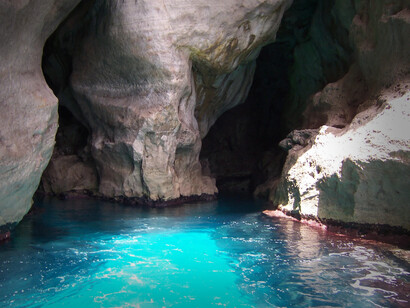 Marettimo, Italia, grotte. All’interno delle grotte percepisci il mistero, il silenzio, la pace, risucchiato in una dimensione a-temporale che coinvolge e sconvolge tutti i sensi