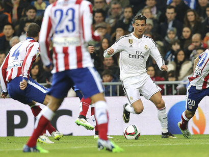 Cristiano Ronaldo rodeado de jugadores atléticos