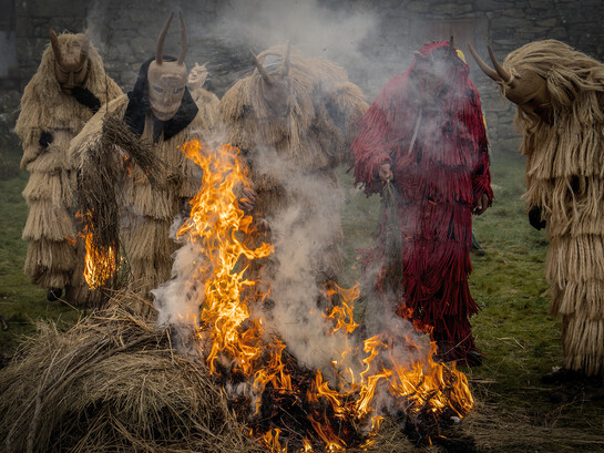 Caretos de Lazarim (Lamego, Viseu - Alto Douro): distinguem-se pelas suas impressionantes máscaras de madeira de amieiro, meticulosamente esculpidas, muitas vezes com cornos (zoomórficas ou demoníacas), e o uso de fatos de palha ou farrapos. A festa culmina na tradicional Queima do Entrudo (um boneco), que simboliza a purificação e o fim do ciclo