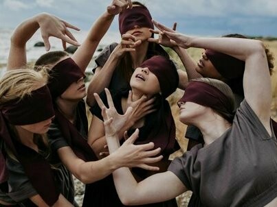 Embora a Dança seja uma linguagem corporal, não está separada da mente, tampouco da emoção e do espírito, seu motor propulsor de gestos e afetos no espaço tempo, tanto da sua existência, quanto da sua manifestação, na dança, o corpo e a subjetividade se confluem e fluem num contato humano com a criação, por isso seu poder mobilizador. Desde as sacerdotisas do período neolítico, é parte de cerimoniais sagrados, colapsados aos deuses com caráter artístico, além de simbólico e cultural