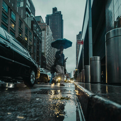 Dann blickten wir übrigen zur Tür, auf deren Schwelle er schweigend stand, lediglich mit einem kleinen Lederkoffer