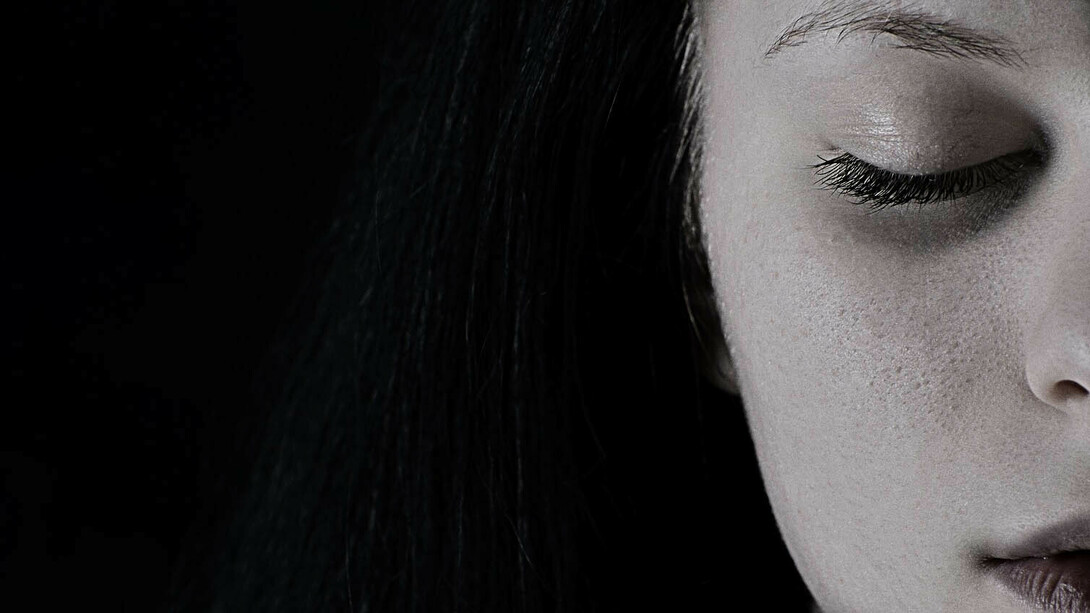 Sentimenti che affiorano. La doccia e il ricordo di un rapporto passato aggiungono profondità al personaggio principale, rivelando la sua vulnerabilità e la complessità dei suoi sentimenti