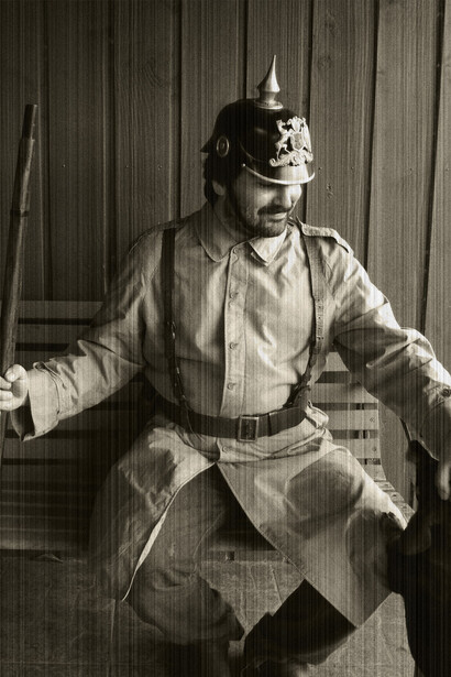 Un soldato indossa un pickelhaube