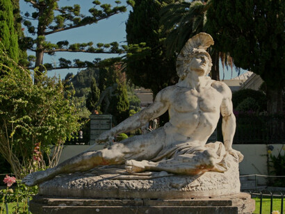 Talvez o palácio se inscreva no sonho da inscrição reiteradamente bordada em árabe (um tughra com um antigo selo de sultão e a inscrição otomana “Eu testemunho”, compondo, quiçá, uma invocação mágica para adensar e fixar o amor do noivo) no famoso e misteriosamente desaparecido vestido branco da despedida da Baviera (20/4/1854) da mais bela princesa da Europa para iniciar a vida de imperatriz: "Oh, meu Senhor, que sonho lindo!", fundindo os imaginários do oriente e do ocidente…