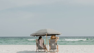 Due donne in spiaggia, come in attesa di un innamorato stanno aspettando il ritorno del cercatore di parole