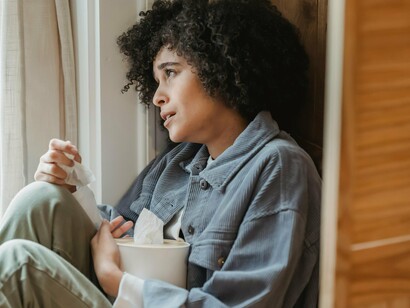 E, naquele instante, percebeu o quanto o corpo da mulher ainda é tratado como máquina reprodutiva antes de ser reconhecido como território de vida. Não querer filhos parecia simplificar decisões que, para ela, eram muito mais complexas