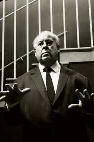 Hitchcock realizava um cinema feito para ser apreciado por diferentes públicos, algo que tivesse contato com todas as tribos. Ainda que fossem filmes muito sofisticados, ele não buscava criar obras difíceis de serem compreendidas ou que mudassem a maneira de pensar do público. Era apenas entretenimento, um muito bem polido e bem cuidado, mas ainda assim puro entretenimento. Hitchcock dizia que enquanto outros filmes eram pedaços de vida, os seus eram pedaços de bolo