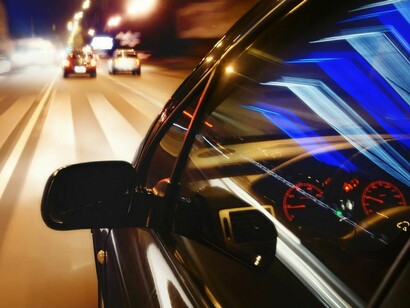 Un coche circulando a gran velocidad