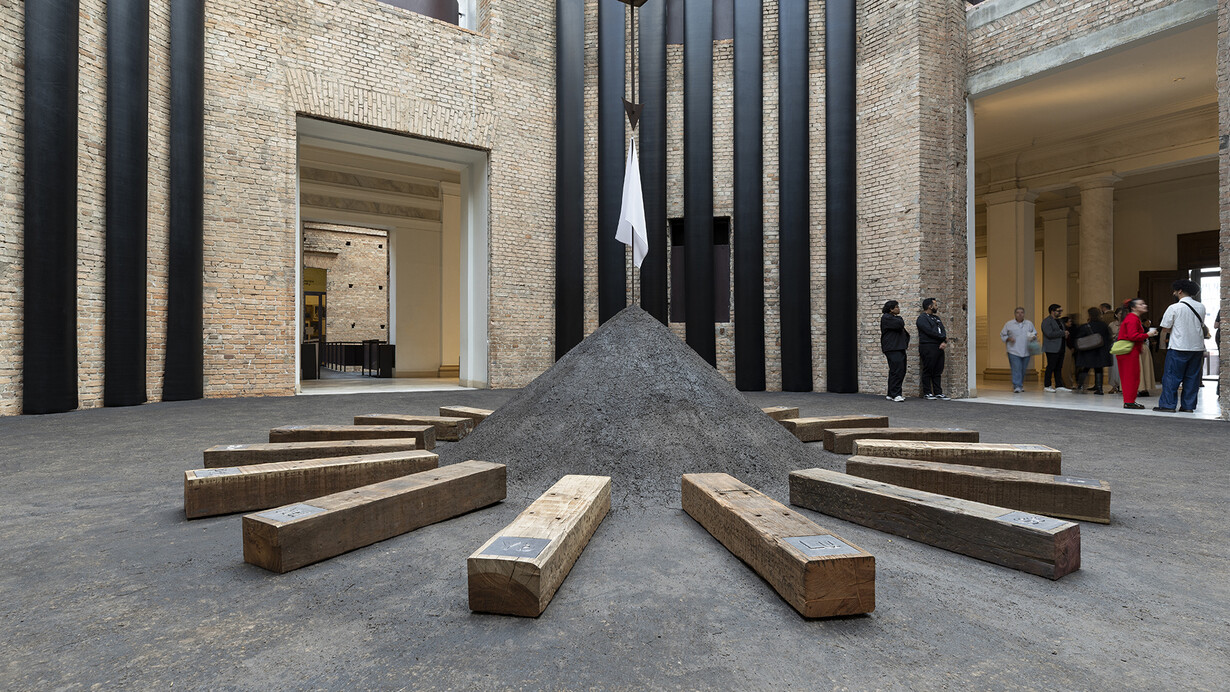 Luana Vitra, Bandiera bianca, vista della mostra. Cortesia della Pinacoteca