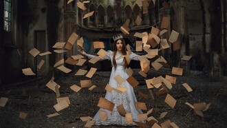 Uma mulher de vestido branco surge cercada por páginas suspensas no ar, em um cenário de atmosfera onírica. Tal como os objetos descritos no texto, os livros transformam-se em guardiões de memórias, símbolos e imaginários pessoais