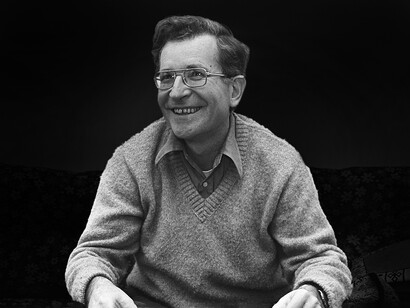 En Manufacturing consent, Noam Chomsky explica cómo los medios de comunicación utilizan un sistema de filtros que distorsionan la información que se entrega, priorizando el rating por encima de la verdad