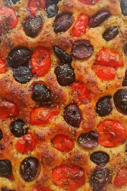In Puglia, la focaccia non è solo un alimento, ma un simbolo di convivialità e tradizione da condividere in famiglia o con gli amici  