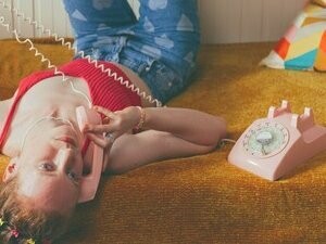 Garota típica dos anos 1990 ao telefone. Na década de 1990, o cotidiano era mais analógico. A comunicação, por exemplo, dependia de ligações telefônicas, cartas e encontros presenciais