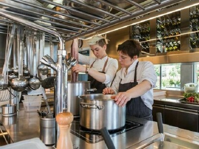 Antonia Klugmann e Arianna Dalla Valeria nella cucina del ristorante Venissa - Photo © Mattia Mionetto
