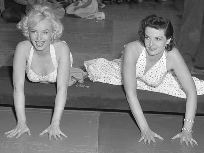 Desde 1927, el TCL Chinese Theatre ha sido el escenario de los estrenos cinematográficos y eventos especiales más destacados de la alfombra roja. Marilyn Monroe y Jane Russell. Los Angeles, California. 27 de junio de 1953. Archivo fotográfico del Los Angeles Times. EE.UU.