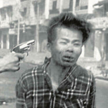 Eddie Adams captó la brutalidad en toda su esencia cuando inmortalizó en Saigón al jefe de la policía de Vietnam del Sur ejecutando vilmente a un guerrillero norcoreano maniatado