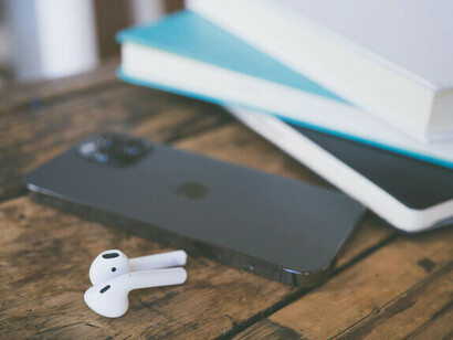 AI not only executes tasks, but constantly transforms information into material actions within a functional cycle