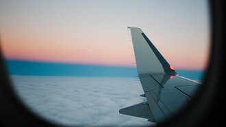 Viajar en avión consiste en un extenso proceso que comienza con la selección del destino, a partir del cual el individuo es asignado un vuelo