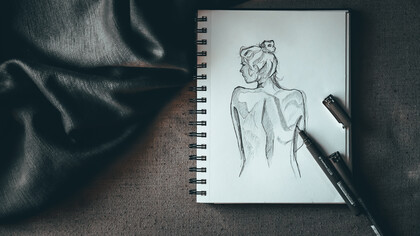 Desenho sempre em construção da silhueta de uma mulher