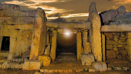 Hagar Qim e Mnajdra, Malta.  Le finestre e le aperture all'interno dei templi sono posizionate in modo tale da creare effetti di luce e ombra durante i solstizi e gli equinozi, suggerendo una profonda comprensione dei cicli celesti e della connessione tra il cosmo e la spiritualità umana