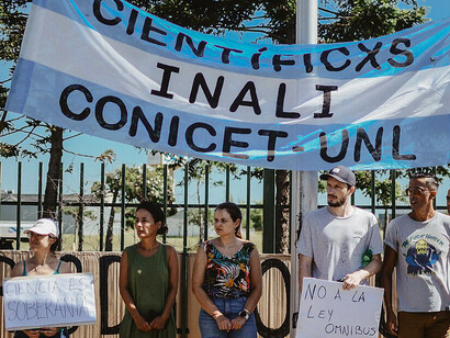 Investigadores argentinos reclamando en defensa del CONICET, 30 de enero de 2024, Santa Fe, Argentina