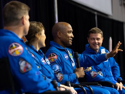 Durante un evento aperto a tutto il personale, l’equipaggio ha ripercorso il proprio viaggio intorno alla Luna, ha ringraziato i membri del team di Michoud per il loro contributo alla missione e ha risposto alle domande dei dipendenti. Artemis II è stata la prima missione con equipaggio della campagna Artemis della NASA. Wiseman, Glover, Koch e Hansen hanno completato la missione di circa 10 giorni intorno alla Luna nell’aprile 2026. Credit: NASA Michoud Assembly Facility / NASA/Evan Deroche