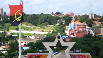 A trajetória de tentativa de implantação de energia solar em Angola e o contraste com a atual valorização de petróleo revelam complexidades e desafios na transição energética. A Cidade Alta em Luanda, Angola, estende-se ao longo de uma cordilheira ladeada por edifícios coloniais cor-de-rosa, incluindo os palácios do presidente e do arcebispo