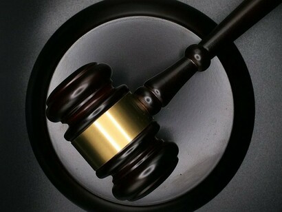 Il martelletto è un simbolo che apre e chiude le udienze ed esprime l'autorità del giudice che sentenzia un contenzioso grazie alle sue conoscenze legali e alla sua saggezza